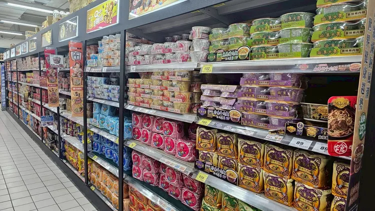 國產泡麵貨架。家樂福提供