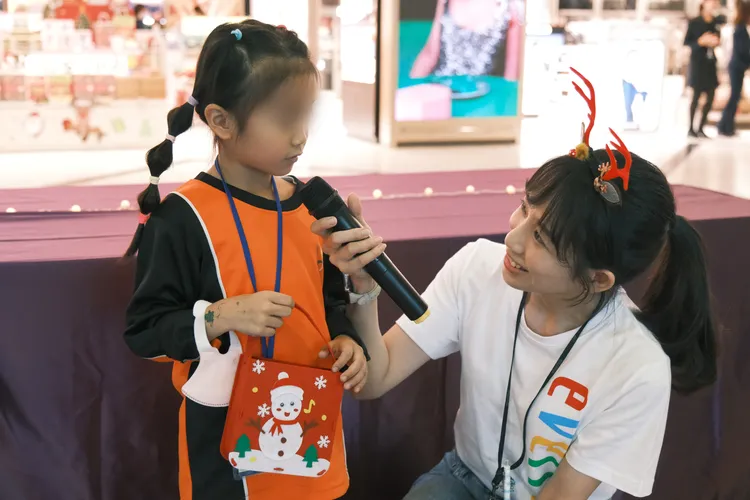 昇恆昌免稅商店員工化身志工大姊姊，小朋友踴躍參與有獎徵答活動，互動熱烈。昇恒昌基金會提供