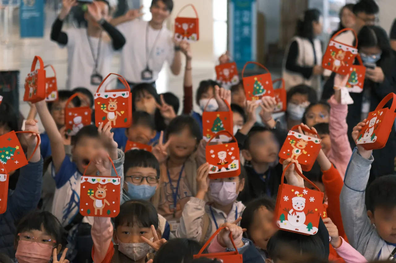 学童们发挥创意，在麋鹿、圣诞老人的造型小提袋贴上圣诞贴纸装满糖果，相当开心。升恒昌基金会提供