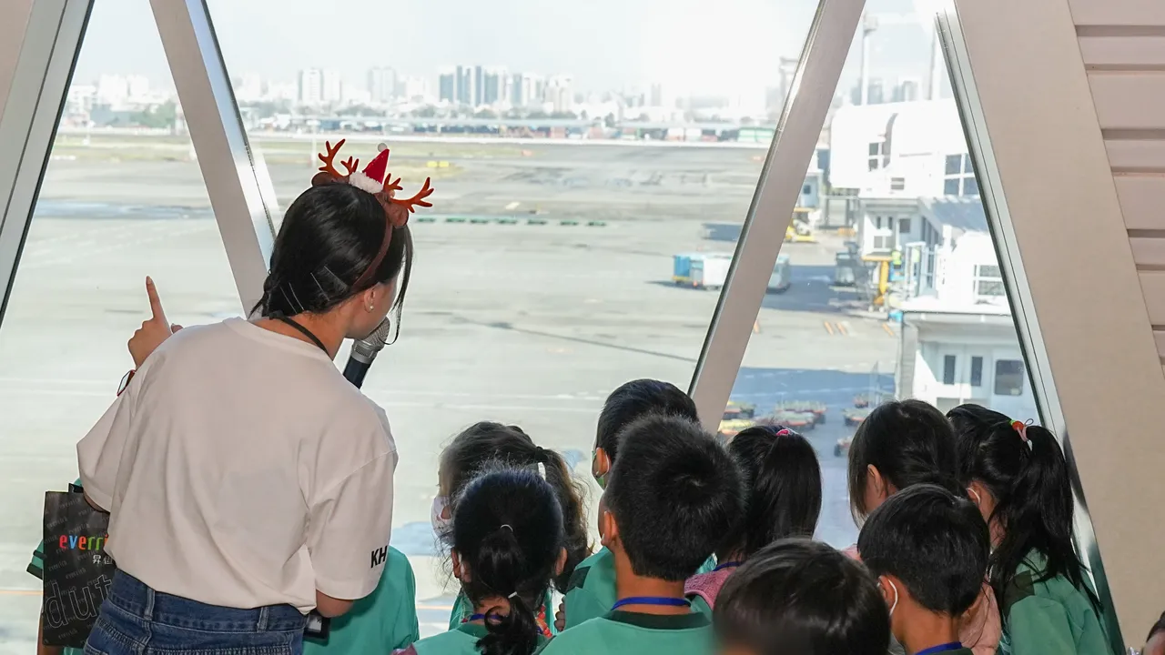 升恒昌的志工引领学童参观国际机场设施，孩子们专注地盯著机场跑道。升恒昌基金会提供