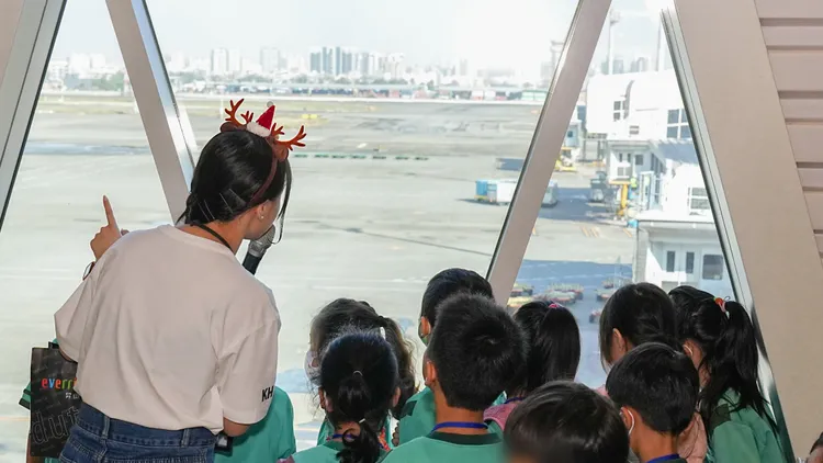 昇恆昌的志工引領學童參觀國際機場設施，孩子們專注地盯著機場跑道。昇恒昌基金會提供