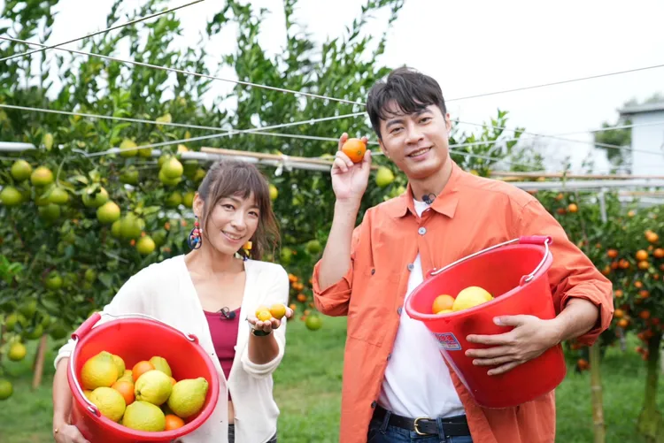 余思達（右）加入主持陣容，與段慧琳一起上山下海。民視提供