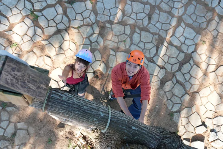 段慧琳（左）与余思达比赛爬树。民视提供