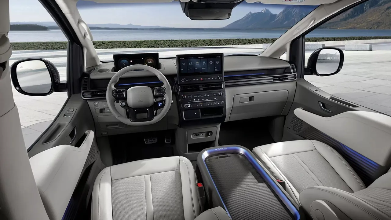 小改款Staria导入更大的12.3吋中控触控萤幕与相同尺寸的数位仪表显示，搭载Hyundai最新软体并支援OTA远端更新，显示介面与连线功能更直观便利。原厂照片