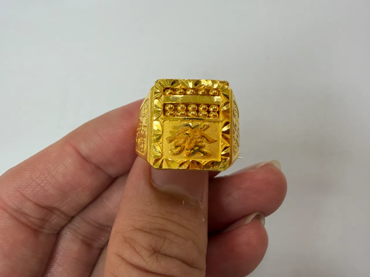 警方追回被抢走的金戒指。中坜警分局提供