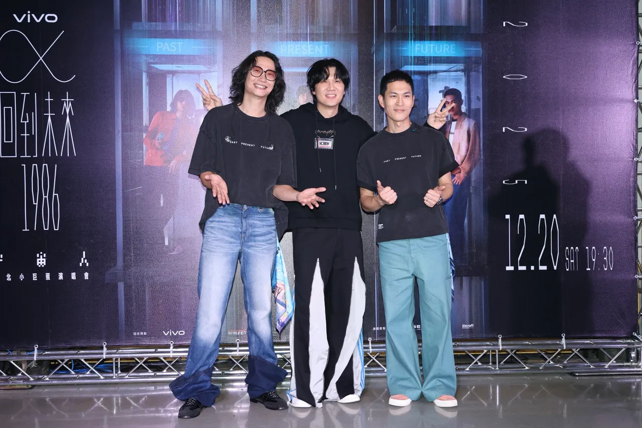 主唱小玉（中）姻缘求助ChatGPT。彭欣伟摄