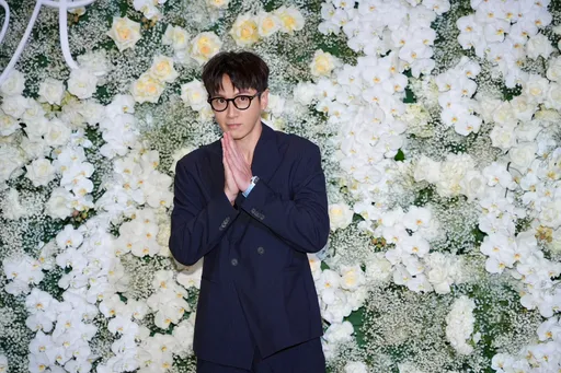 柯震东大字躺地画面流出！遭疑醉倒在许玮宁婚礼　本尊发声吐实情