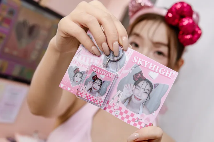 媚比琳 x HELLO KITTY聯名系列PUP-UP拍貼機。品牌提供