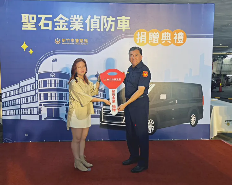 检警本月1日搜索圣石金业全台据点并拘提约谈董事长邱嬿妤(右)，检察官复讯后今晨谕令她500万元交保，并戴电子脚环实施科控。翻摄圣石金业脸书