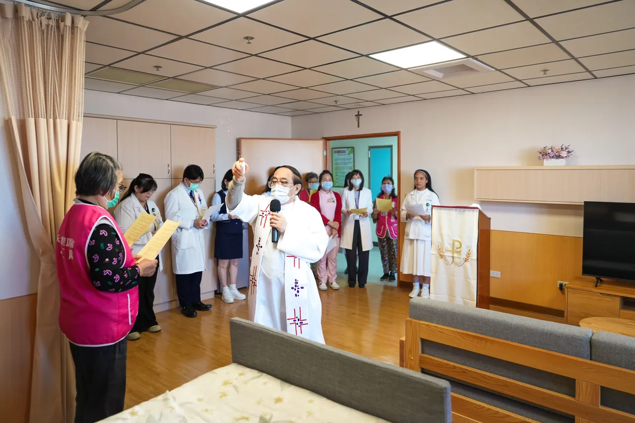 神父进行祝圣仪式，为圣爱之家及入住的病友及家人祈祷。翻摄画面