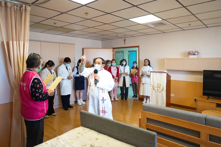 神父進行祝聖儀式，為聖愛之家及入住的病友及家人祈禱。翻攝畫面