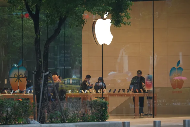 杰升通信统计2025年11月门市旧机回收占比，苹果仍为回收主力品牌，与三星合计占市场逾8成。彭欣伟摄