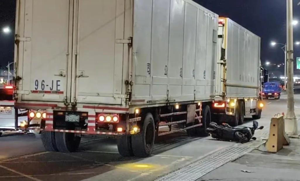 联结车司机称女骑士突然窜出，闪避不及才撞上。民众提供