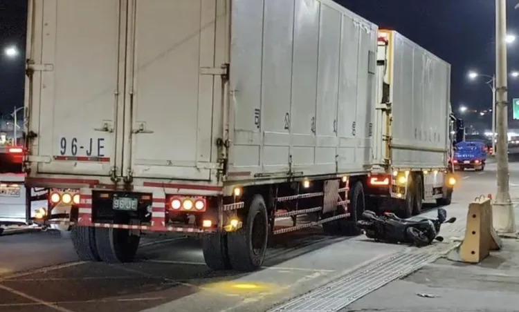 聯結車司機稱女騎士突然竄出，閃避不及才撞上。民眾提供