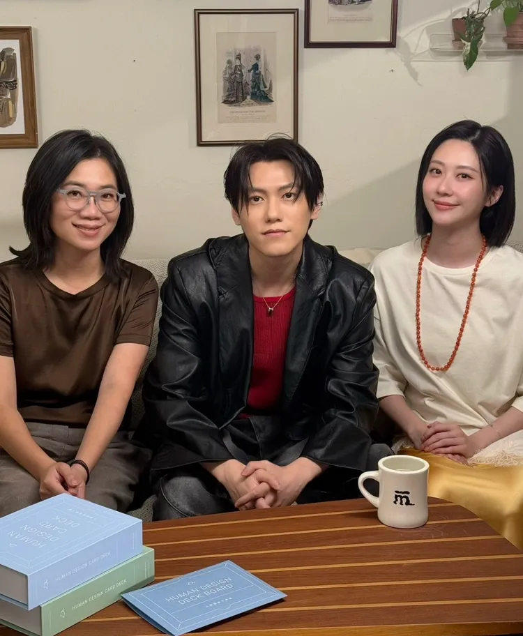 邱宇辰（中）上張景嵐（右）和游沛宸的Podcast談心路歷程。menomeno X 人類圖畫館提供