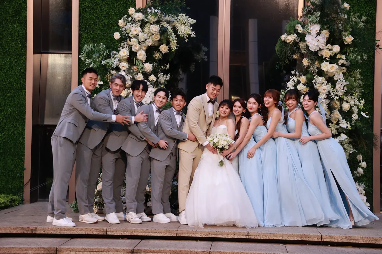 王齐麟、陈诗媛与伴郎、伴娘合影。娱乐中心摄