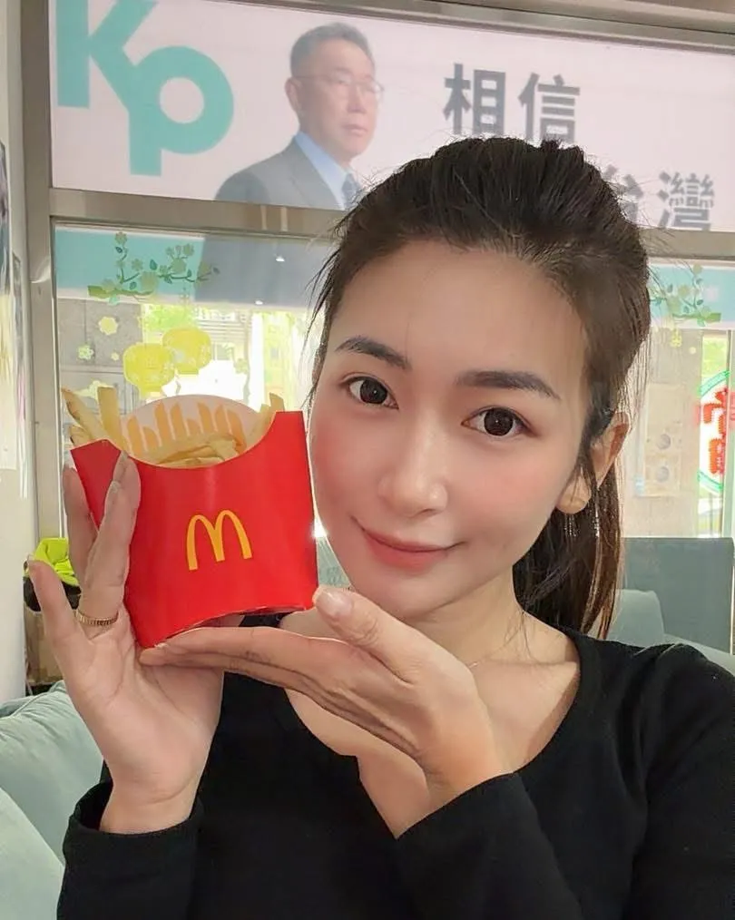 民众党台中市党部发言人刘芩妤晒出跟麦当劳薯条的合照，并表示「推荐行政院长可以找麦当劳叔叔，因为他会副署！」。翻摄自刘芩妤脸书
