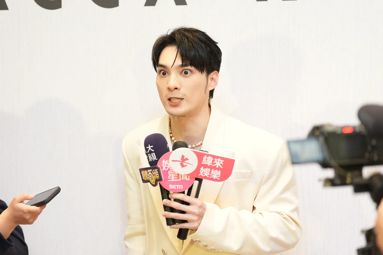 媒体提及陈零九，黄伟晋表情丰富。摄影中摄