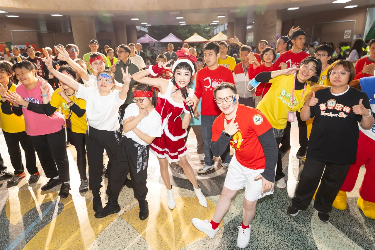 唐玲（中）担任口腔卫教健康宣传大使，带领身心障碍者合跳洁牙舞。松山社区大学提供