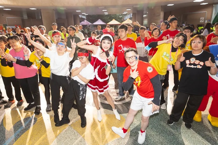 唐玲（中）擔任口腔衛教健康宣傳大使，帶領身心障礙者合跳潔牙舞。松山社區大學提供