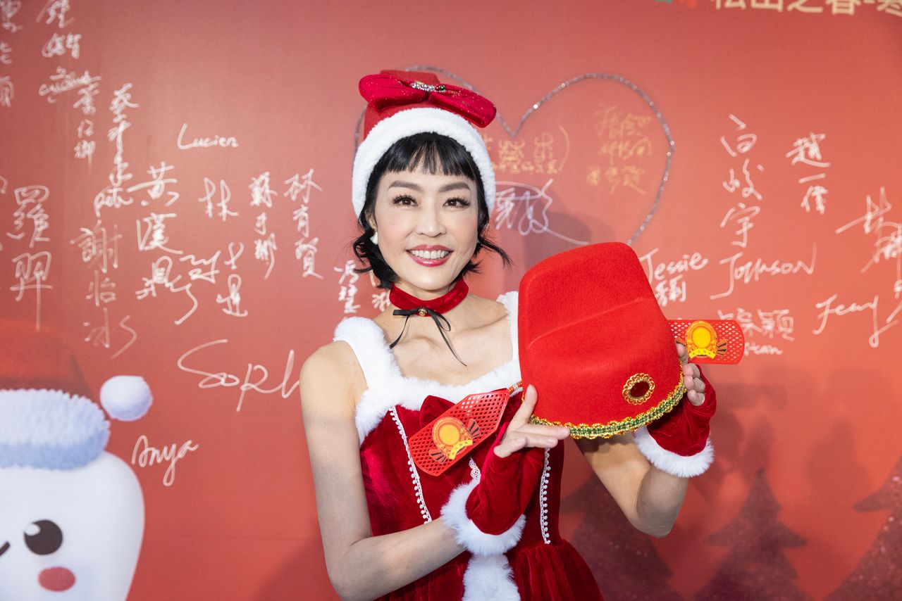 唐玲參加聖誕點燈 獲榮譽模範生獎狀