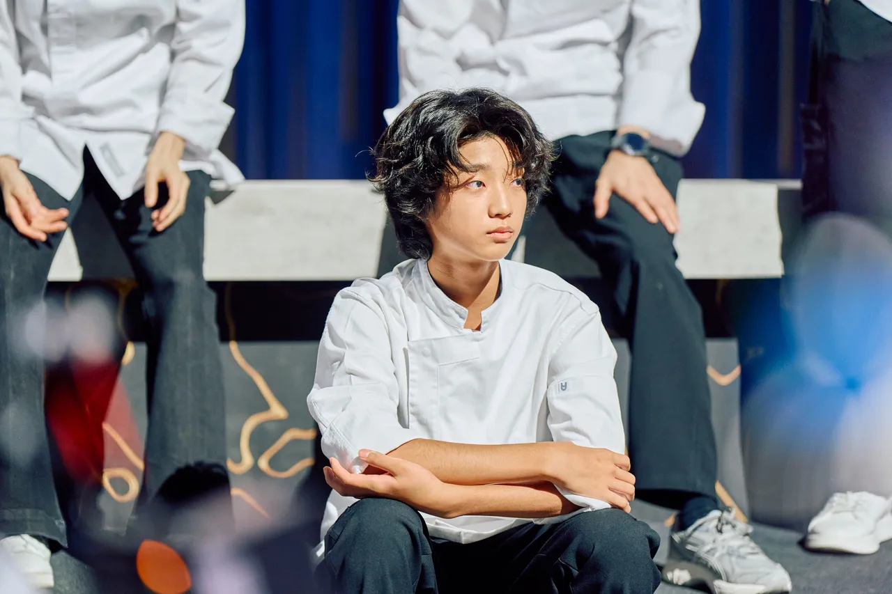 16 歲明星廚助白潤音勇敢站上廚房戰場。三立提供