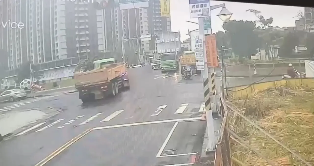 砂石車車頭將義交輾於輪下。翻攝畫面