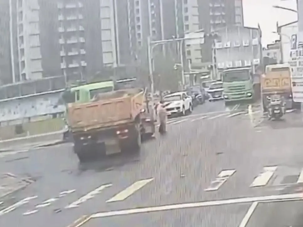 義交協助砂石車倒車時交通指揮。翻攝畫面