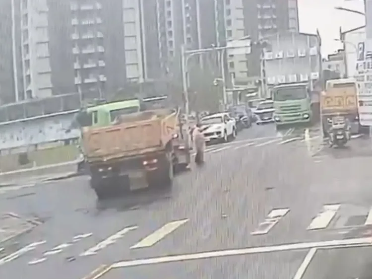 義交協助砂石車倒車時交通指揮。翻攝畫面