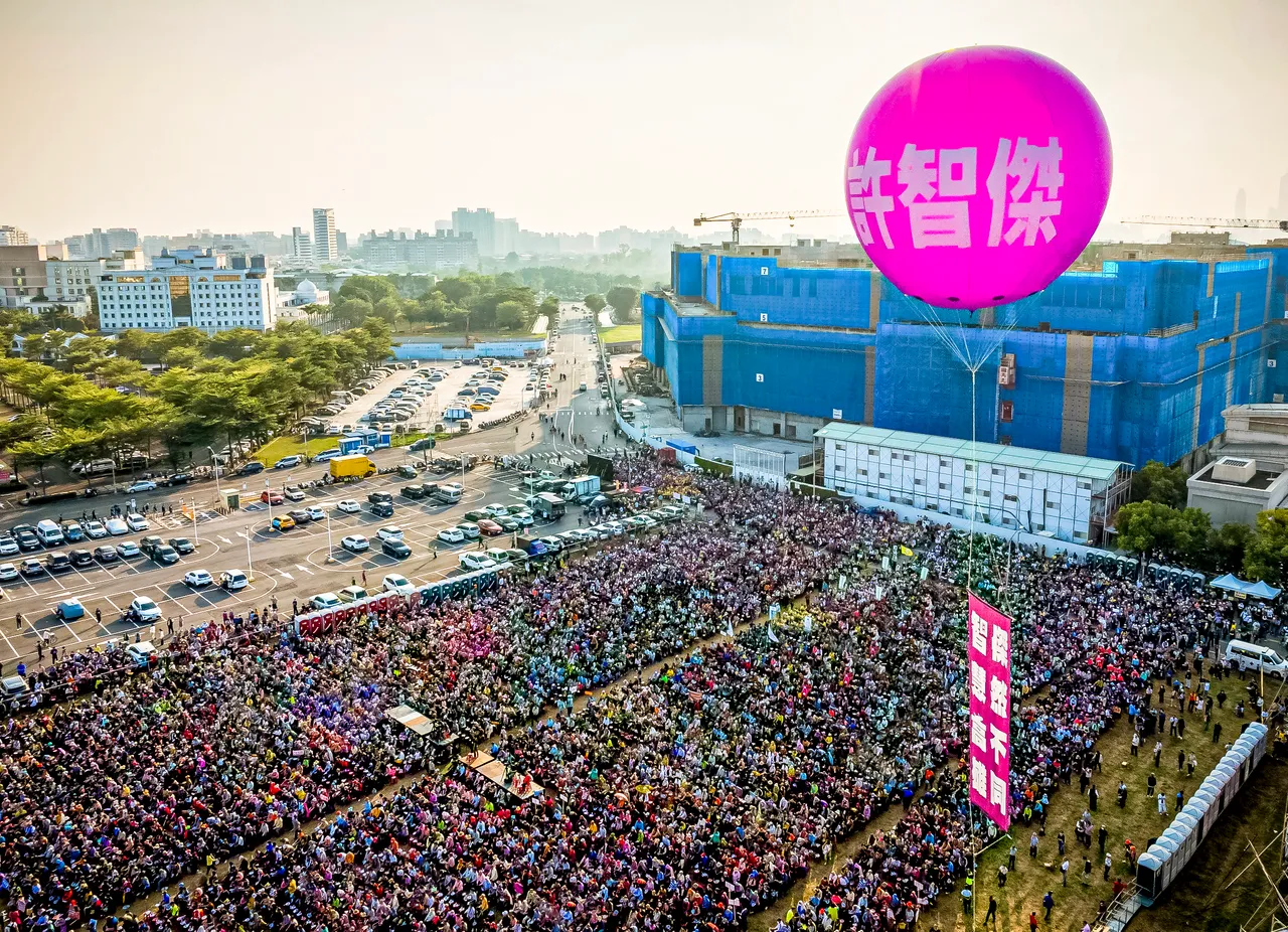 昨（21日）在凤山举行造势活动，现场涌入7万人。许智杰办公室提供