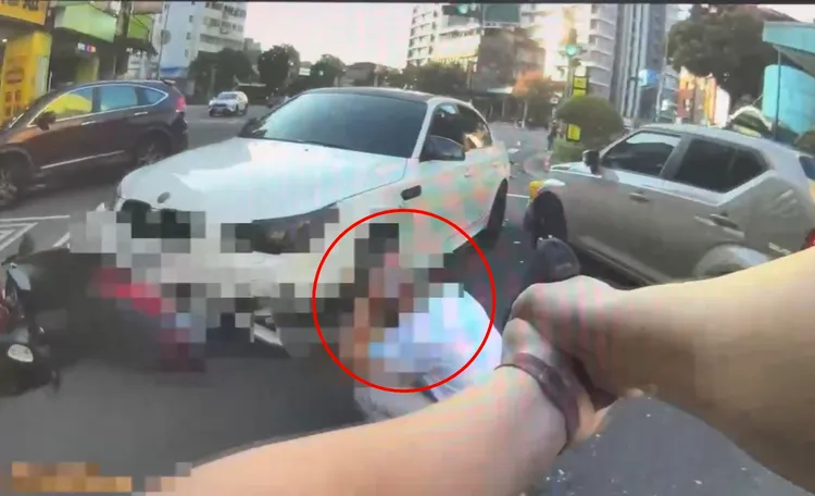 白色轎車拒檢沿路逃竄，擦撞1輛汽車、2輛機車，造成2名騎士受傷送醫，警方逮捕陳姓駕駛，搜出多種毒品。翻攝畫面