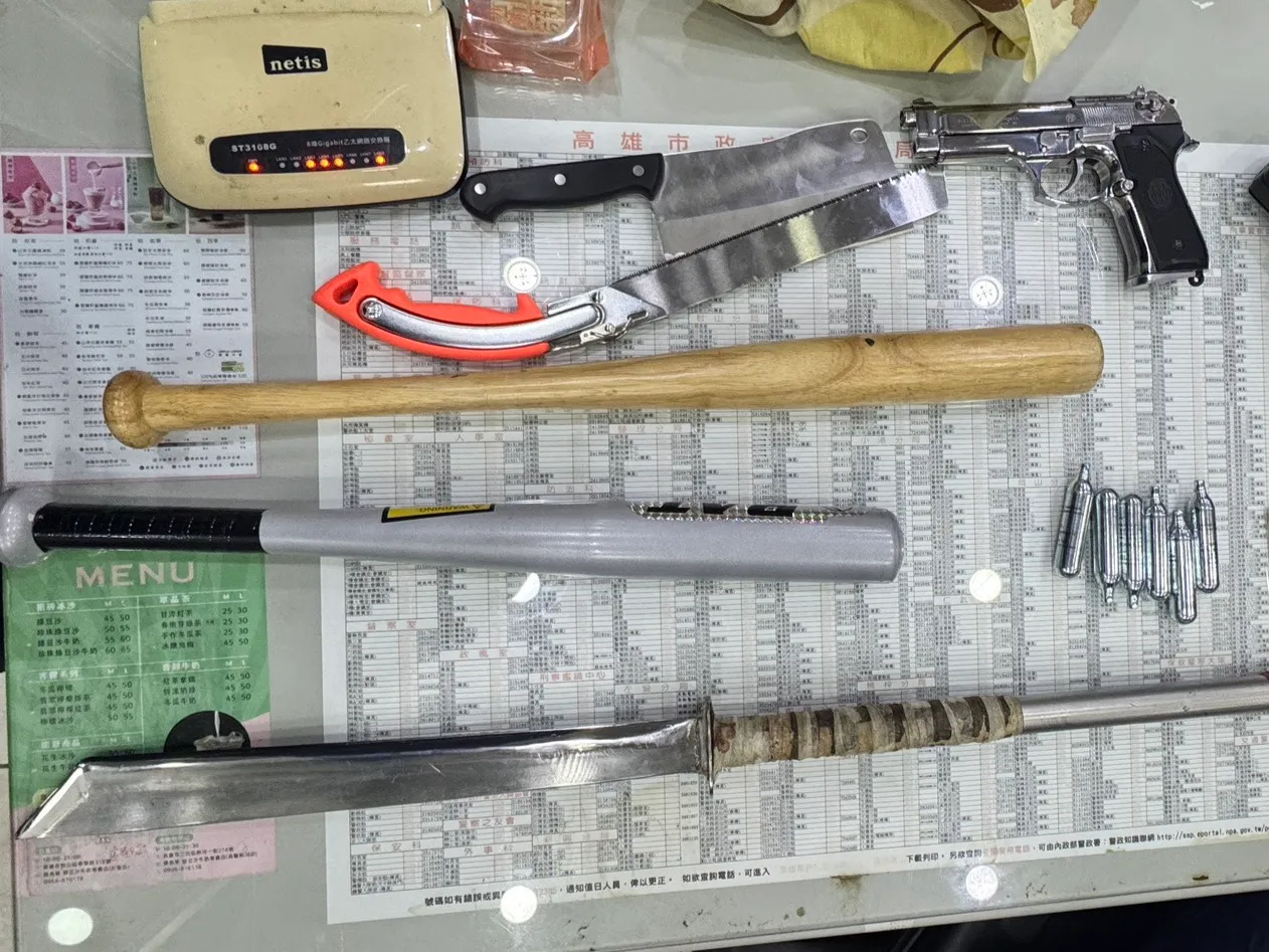 警方在车上查获空气枪1把、镇暴枪1把、高压气瓶6罐、扫刀1把、锯刀1把及球棒2组。翻摄画面