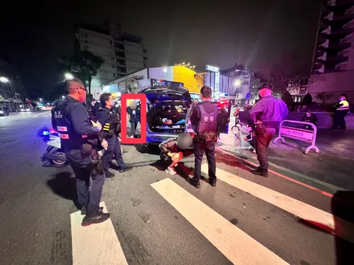 轿车红灯越线！警盘查违规却移送法办　只因一眼看到「这些家伙」