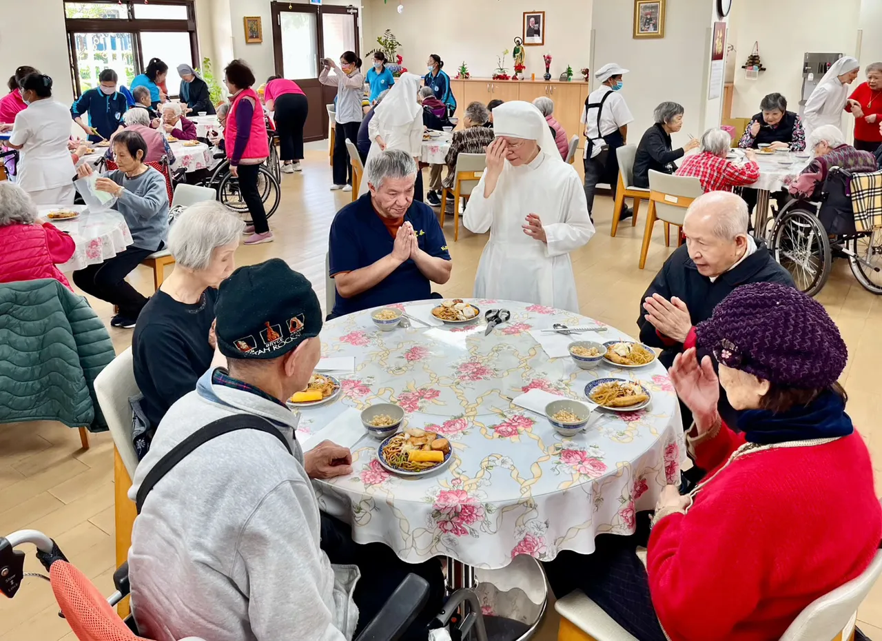 八里安老院的长者们开心享用由台北凯撒大饭店餐饮部精心准备的午餐，脸上洋溢著满足的笑容。台北凯撒大饭店提供