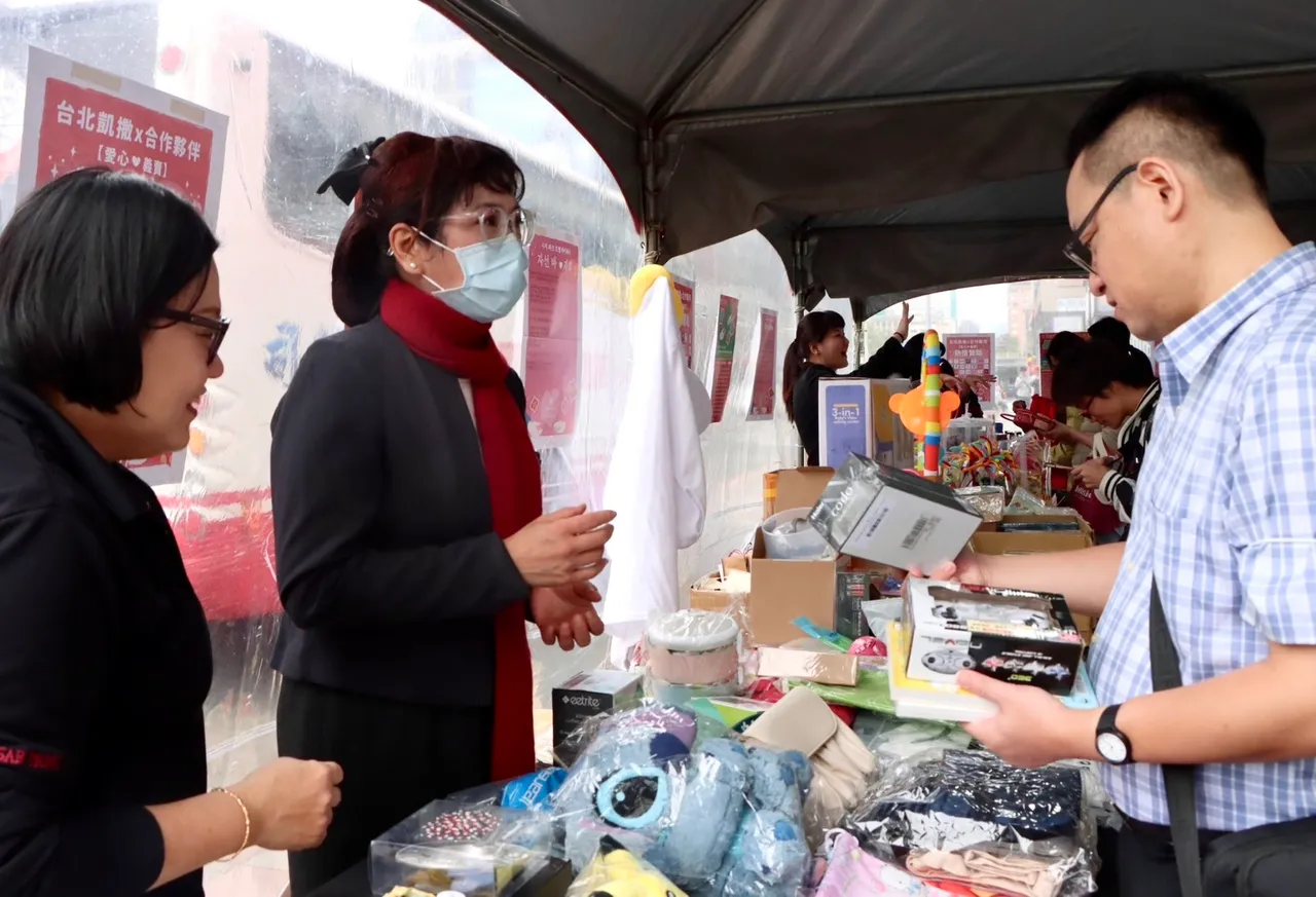 在义卖活动中，台北凯撒大饭店全体员工齐心叫卖、热情投入，并携手多家热心厂商，汇聚众人力量，共同筹募公益款项。台北凯撒大饭店提供