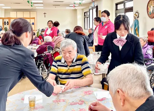 台北凯撒不忘公益初心　圣诞传爱串联义卖与关怀送暖八里安老院