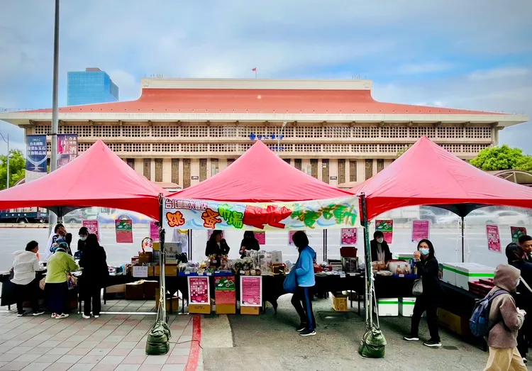 台北凱撒於飯店前舉辦的「跳蚤市場愛心義賣」活動已持續逾二十年，由員工齊心投入，成為深具意義的公益盛事，並展現團隊的向心力。台北凱撒大飯店提供