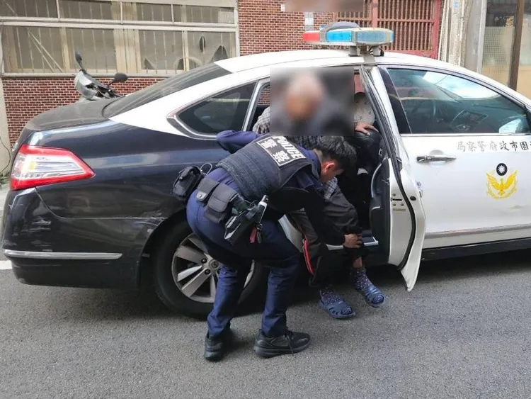 警員開巡邏車送老翁返家。平鎮警分局提供