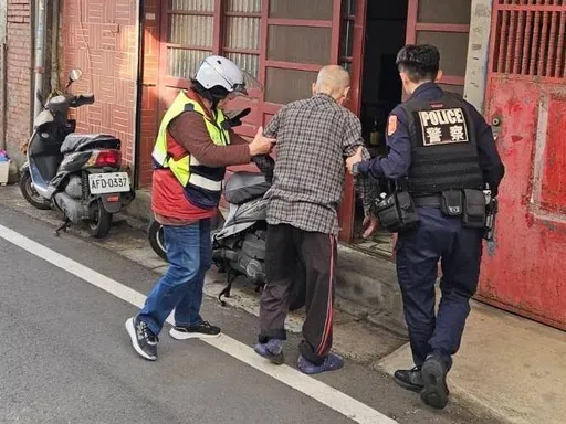 8旬老翁外出散步迷途　平镇暖警平安夜助返家