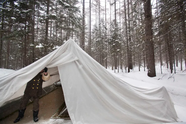 女兵在长白山搭起帐篷。美联社