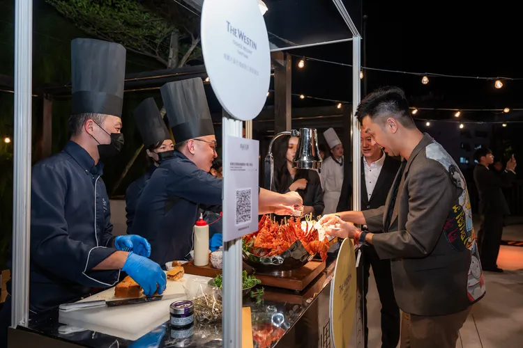 夜市攤位以多款創意料理重現台灣特色夜市氛圍，讓賓客近距離感受在地飲食的豐富樣貌，圖為桃園大溪笠復威斯汀度假酒店。業者提供