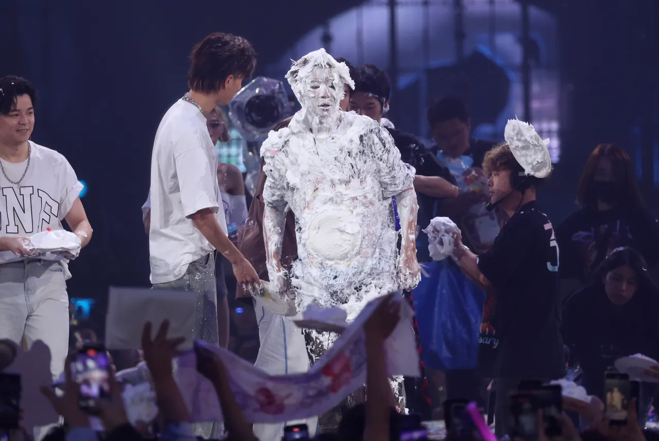 罗志祥被砸到面目全非。庄宗达摄