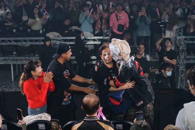 羅志祥昨「六親不認」昨用派砸羅媽媽。寬宏藝術提供