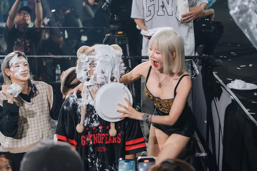 罗志祥攻蛋玩到「面目全非」　唱到一半「六亲不认」！刮胡泡砸脸亲生母亲