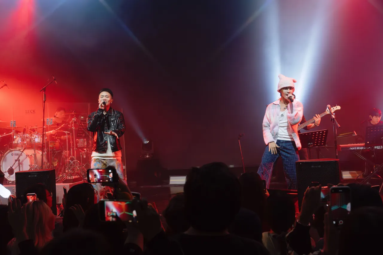 萧秉治（左）与鼓鼓合唱，嗨翻现场。相信音乐提供