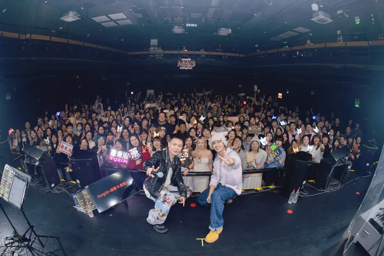 萧秉治（左）广州场逢巡演起跑1周年，好兄弟鼓鼓极限赶场力挺。相信音乐提供