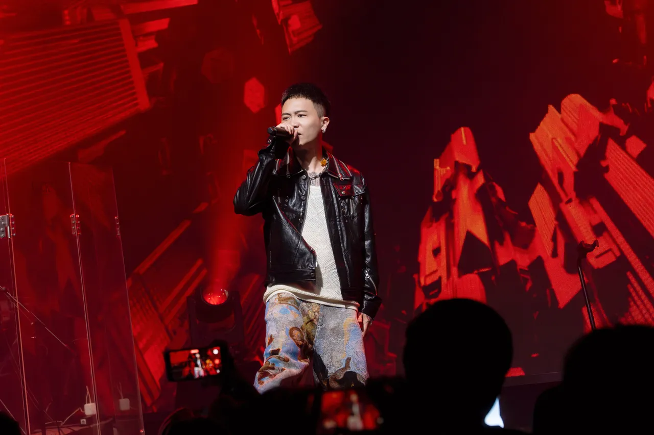 萧秉治回应粉丝示爱，被导演笑亏「渣男」。相信音乐提供