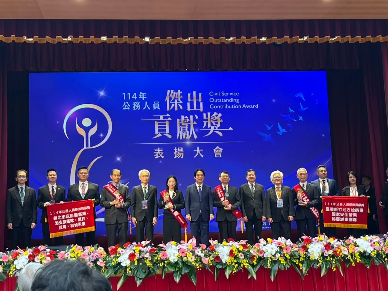 北检主任检察官张静薰（左六）荣获「公务人员杰出贡献奖」，由总统赖清德（右七）亲自颁奖。北检提供