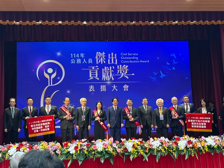 北檢主任檢察官張靜薰（左六）榮獲「公務人員傑出貢獻獎」，由總統賴清德（右七）親自頒獎。北檢提供