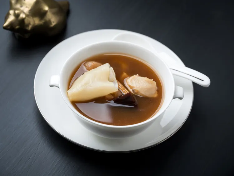 雅閣新季節套餐中新菜「阿膠黨蔘燉花膠」，湯品潤澤入喉輕拂一抹暖心芳香。台北文華東方酒店提供
